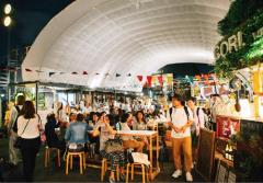 南国の雰囲気の中、世界各国の料理が楽しめる「Booking.com Cafe」が期間限定オープン