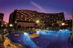 非日常ナイトプールでDJも！シェラトン・グランデでプール開き