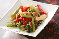 シャキシャキ食感がクセになる！ 彩り豊かな「空芯菜の炒め物」