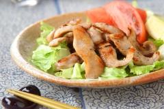 カリカリジューシー！ お肉の旨みあふれる「塩焼きネギトントロ」