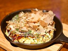 フレンチシェフが「お好み焼き」を極めた！ ホンモノの「豚玉」が味わえる、町のお好み焼