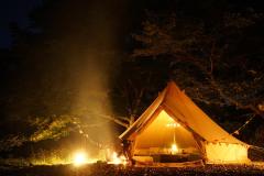 “秘密基地”のようなBBQキャンプ場「コモリバ」埼玉に、サウナカーで蒸気浴体験も