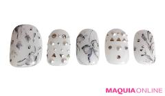 モノトーンがカギ！ エッジーな個性が光る「ホワイト＆パール」ネイル | マキアオンライン