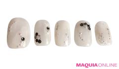 オフィスにもおすすめ！ 品よく華やかに、キラリと輝く「ホワイト＆パール」ネイル | マキ