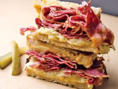 ビーフがはみ出る「パストラミサンド」が絶品！ サンフランシスコの本格デリ『ワイズサン