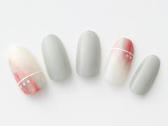 【365日ネイル】ほんのりと赤を差してグレーネイルの手元に大人の色気をプラス |