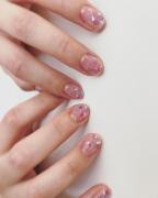 夏らしい透明感を指先に。ショートネイルにおすすめの「シロップネイル」集 - LOCARI（ロカ