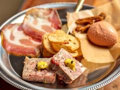 「生ハム」や「パテ」が500円!? 最強のコスパとウマさで胃袋を掴まれるビストロが下北沢に