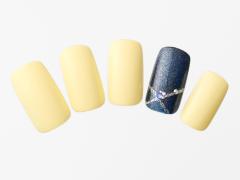 【365日ネイル】天の川を思わせるラメネイビーをアクセントに♪パステルイエローの七夕ネ