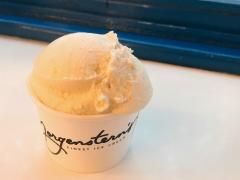 シンプル・イズ・ベスト。大人気のアイスクリーム店前にできる人だかりは、毎年恒例の夏