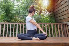 楽ちんなのにくびれが出現！運動嫌いでもウエスト痩せできるポーズ