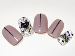 黒ネイル22選｜ゴールドや白、赤との相性抜群！主役にも差し色にもなれる黒を使ったネイル