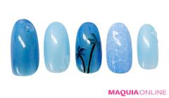 深いブルーで大人っぽく、リラックス気分の「ヤシの木」ネイル | マキアオンライン（MAQU