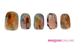 透明感のある輝きで、美しい天然石みたいな「オーロラ」ネイル | マキアオンライン（MAQU