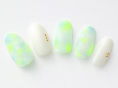 【365日ネイル】蛍光カラーを取り入れて夏を迎える準備！クリーンなホワイトネイル |