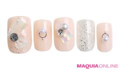 涼しげなホワイトの「シェルネイル」は、クラッシュラメでもっとひんやり！ | マキアオン