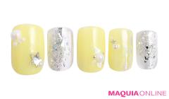 トレンドのイエローで、カジュアルに楽しむ「スター」ネイル | マキアオンライン（MAQUIA