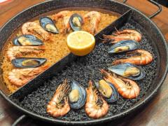 美しい「2色パエリア」は味わい深さも衝撃的！ 超実力派シェフによる極上スペイン料理に魅