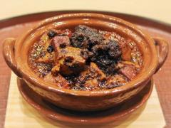 牛筋入りの土鍋「麻婆豆腐」がガツンと、コク旨すぎ！ 荒木町『の弥七』でしか味わえない