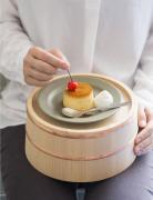 風呂桶で食べるプリン？行列のできるプリン専門店「熱海プリン」にカフェ業態の2号店