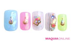 おもちゃみたいな「夏ビジューネイル」は、抜け感とゴールドで大人MIX！ | マキアオンライ