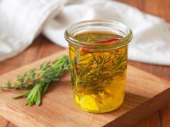 「ガーリックハーブオイル」を作っておくと超便利！ 簡単基本の調味料とおいしい活用レシ