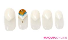 清涼感あふれるホワイトで、大人モダンな「ピーコック」ネイル | マキアオンライン（MAQU