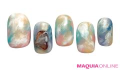 空と海が溶け合う、ロマンティックな「波打ち」ネイル | マキアオンライン（MAQUIA ONLINE）