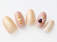 【365日ネイル】バケーションスタイルに合わせやすい♪アクセいらずのベージュゴールドネ