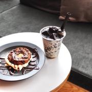 メニューすべてがブラック！泊まれる本屋「BOOK AND BED TOKYO」のカフェがかっこいい！