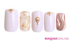 引きの美しさが際立つ、エレガントな「ゴールドスタッズ」ネイル | マキアオンライン（M