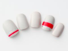 【365日ネイル】グレージュを夏顔に…朱赤がアクセントの大人なボーダーネイル |