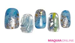 夏の太陽に映える、キラキラ「波打ち」ネイルで、リゾート気分！ | マキアオンライン（M