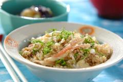 香ばしさと薬味の香りが食欲そそる！「焼きアユの炊き込みご飯」