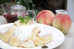 「幸せのパンケーキ」北海道初出店、夏限定の甘くジューシーな桃パンケーキも登場