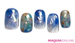 吸い込まれそうな深い蒼の「波打ち」ネイルは、ゴールドのコントラストでシックに | マキ