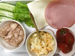 冷蔵庫にあるものだけで可愛いお弁当作り♡「ロールサンド」のレシピ -