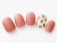 【365日ネイル】キッチュな印象のドッドをおすまし顔に…上品ゴールドドット×ベージュネイ