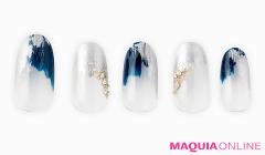 抜け感で引き立てる、煌きを並べた「メタルシェルフレーク」ネイル | マキアオンライン（