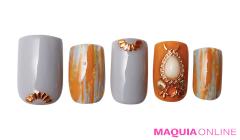 ネイティブアメリカンな輝きを引き立てる、スモーキーな「秋オレンジ」ネイル | マキアオ