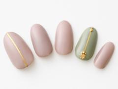 【365日ネイル】連休明けは落ち着いた雰囲気で…穏やかな日常を取り戻すグレージュネイル