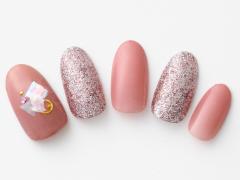 【365日ネイル】敬老の日のお祝いの席にも…ラメで華やぐピンクネイルで |