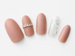 【365日ネイル】暑さがぶり返す日は…シルバーを合わせて凛とした表情のベージュネイルに