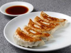 餃子大好き芸人も惚れ込んだ！ 渋谷の超名店『喜楽』、芳ばしい「焼き餃子」がうますぎる