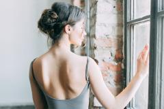 仕事中デスクでできる♡「後ろ姿美人」を作るストレッチ3つ！ - ビューティーガール