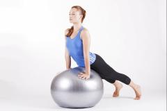 なかなか痩せない「二の腕」をギュッと細く！バランスボールトレーニング