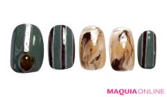 エレガントなべっ甲で、シックに秋めく「レジメンタルストライプ」ネイル | マキアオンラ