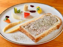 フレンチ総菜と串カツで大人気！ シャルキュトリーを愛するシェフによる本気の「パテ」が