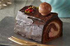 スタバ、クリスマス気分の限定フード登場　一押し『ブッシュドノエル』はコーヒーと相性