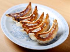 餃子大好き芸人も通った東中野『大盛（おおもり）軒』！ 満足度MAXな「餃子」と「鉄板麺」